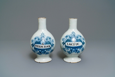 Een paar blauw-witte Delftse apothekersflessen, 18e eeuw
